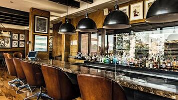 2 restaurants; lunch, dinner, and brunch served