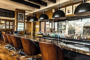 2 restaurants; lunch, dinner and brunch served