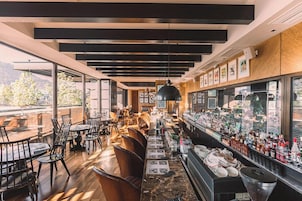 2 restaurants; lunch, dinner, and brunch served
