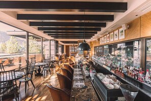 2 restaurants, lunch, dinner, brunch served; international cuisine