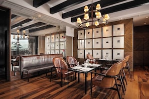 2 restaurants, lunch, dinner, brunch served; international cuisine
