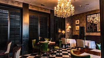 2 restoran, melayani makan siang dengan sajian masakan internasional