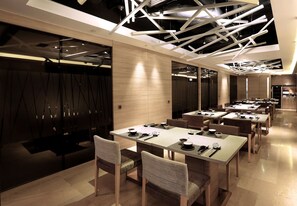 Dinner served, local cuisine - Lodgewood by Nina Hospitality丨Mong Kok (Kowloon)