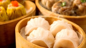 A wooden bowl containing steamed dumplings. - Lodgewood by Nina Hospitality丨Mong Kok (Kowloon)