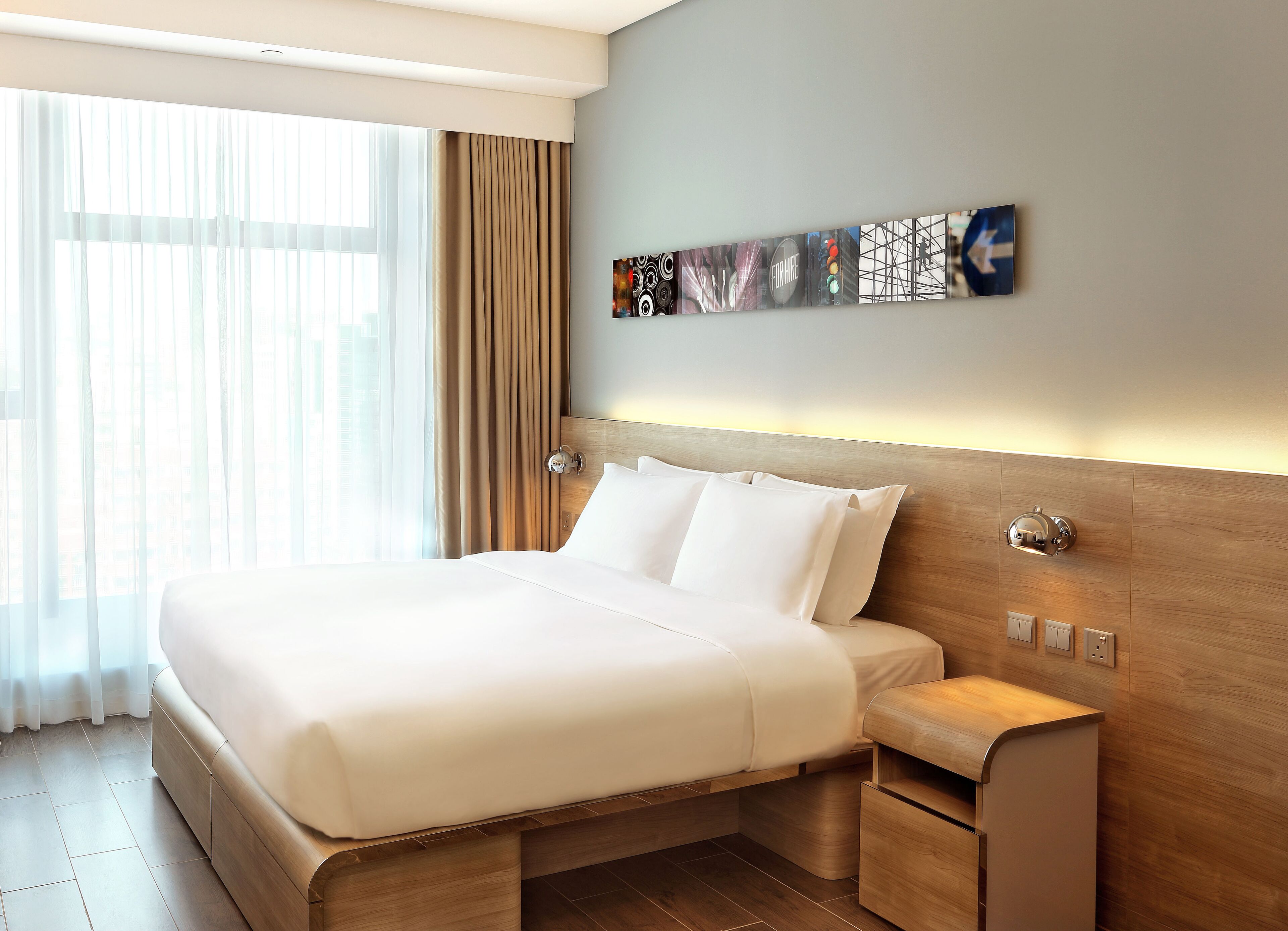 standard room | in-room safe, desk, free wifi, bed sheets