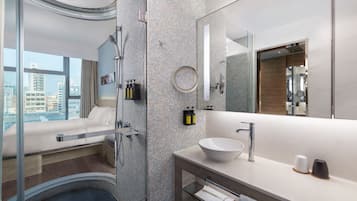 Douche, douche à « effet pluie », articles de toilette gratuits