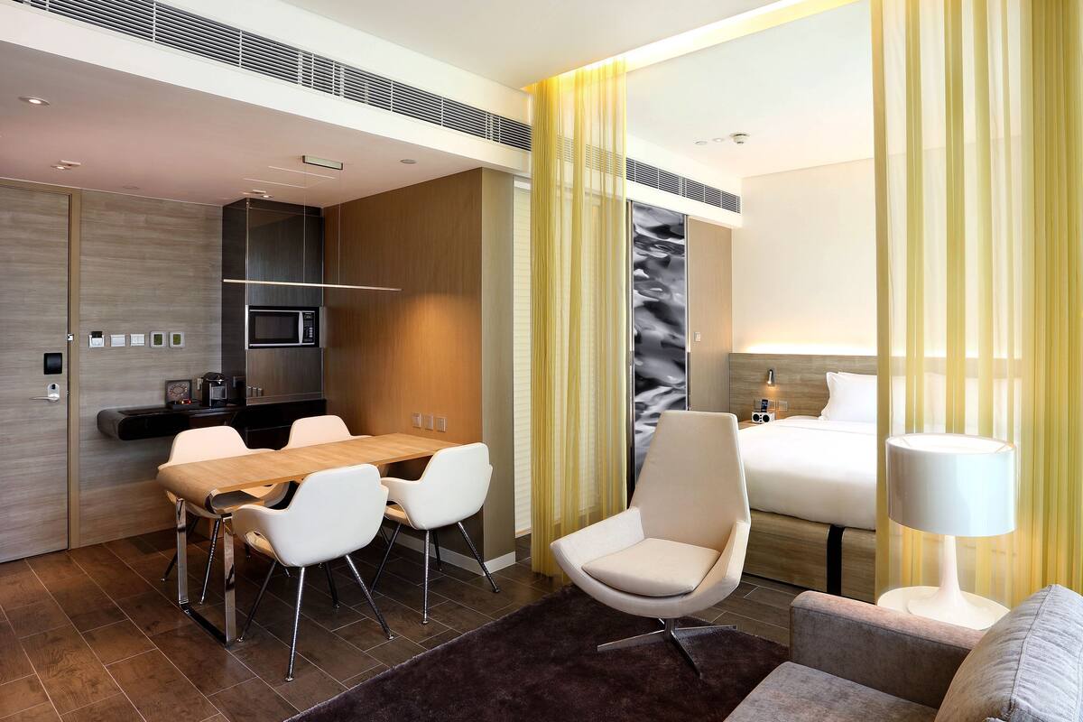 ห้องสวีท | ตู้นิรภัยในห้องพัก, โต๊ะทำงาน, Wi-Fi ฟรี, ผ้าปูที่นอน