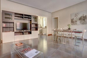 Family Apartment, 2 Bedrooms, 2 Bathrooms | Living area