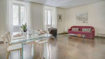 Apartamento Grand, 1 habitación | Zona de estar | Una televisión de pantalla plana