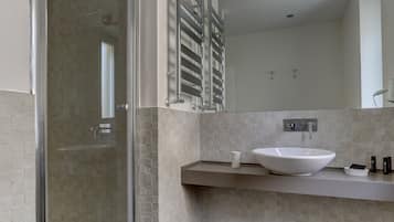 Douche, articles de toilette gratuits, sĂšche-cheveux, bidet