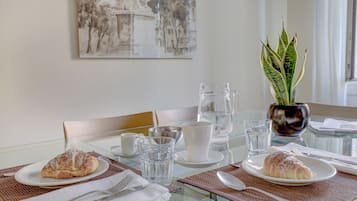 Family Apartment, 2 Bedrooms, 2 Bathrooms | Dining room