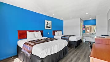 Kamar, 2 Tempat Tidur Queen, Boleh Merokok | Meja kerja, setrika/meja setrika, Wi-Fi gratis, dan seprai linen