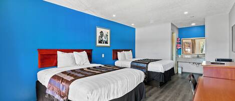 Habitació, 2 llits de matrimoni, fumadors | Escriptori, planxa i posts de planxar, wifi gratuïta i roba de llit