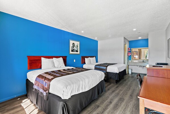 Room, 2 Katil Ratu (Queen), Smoking | Meja, seterika/papan seterika, Wi-fi percuma, cadar katil 