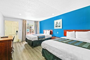 Habitación, 2 camas Queen size, para fumadores | Escritorio, tabla de planchar con plancha, wifi gratis y ropa de cama 