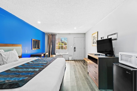 Room, 1 King Bed, Non Smoking | Desk, iron/ironing board, free WiFi, bed sheets