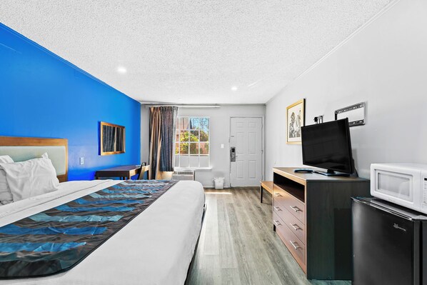 Room, 1 King Bed, Non Smoking | Desk, iron/ironing board, free WiFi, bed sheets