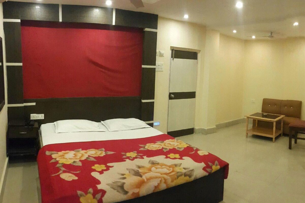 In-room safe, rollaway beds (surcharge), WiFi (free)