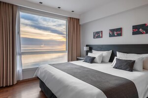 Room, Non Smoking, Ocean View | Minibar, in-room safe, desk, soundproofing