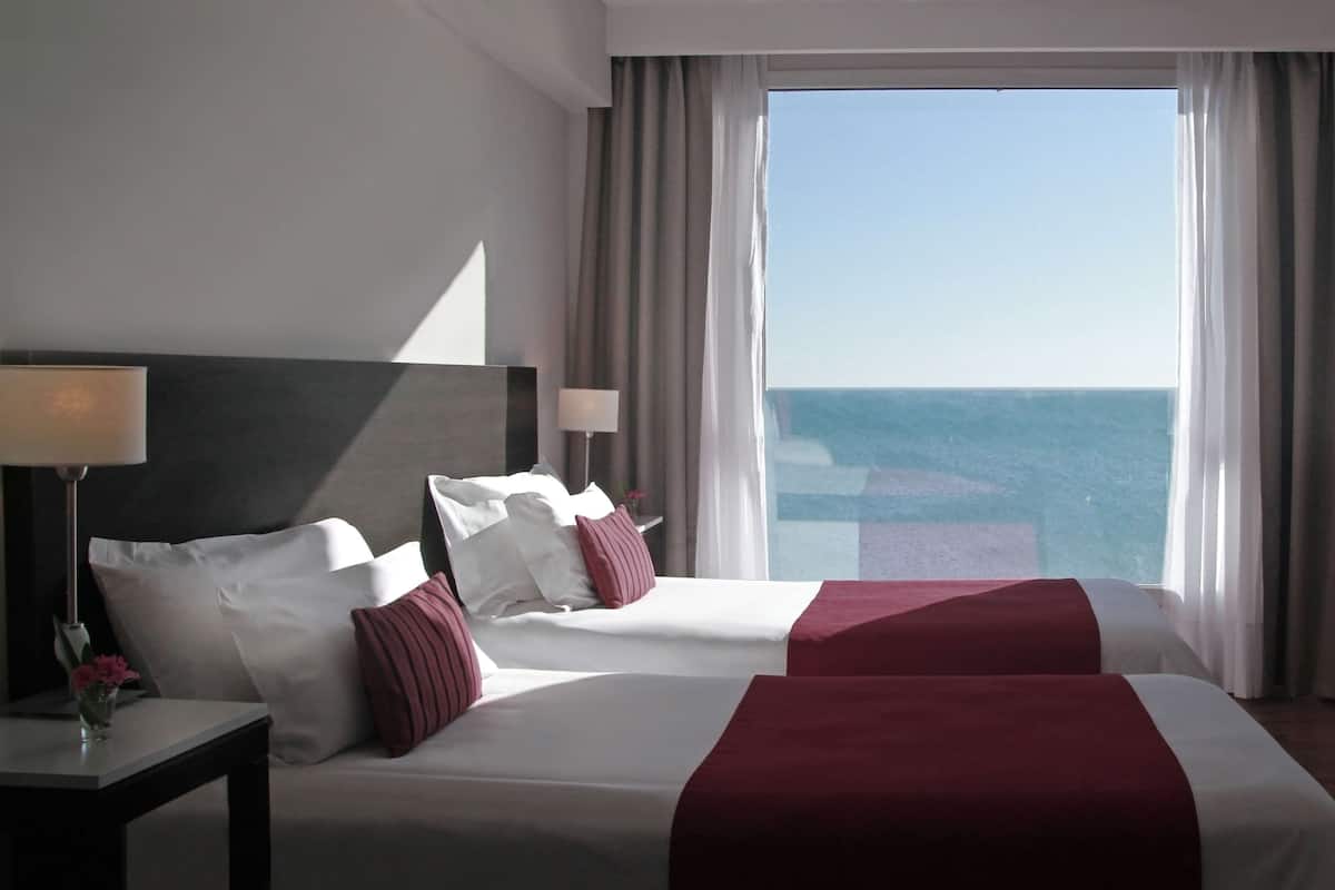 Room, Non Smoking, Ocean View | Minibar, in-room safe, desk, soundproofing
