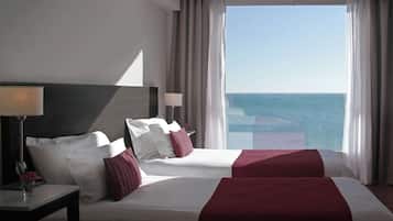 Room, Non Smoking, Ocean View | Minibar, in-room safe, desk, soundproofing