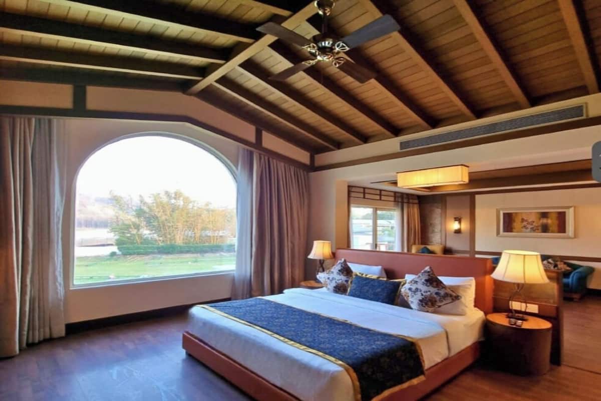 Suite with River View | Premium bedding, minibar, in-room safe, blackout drapes