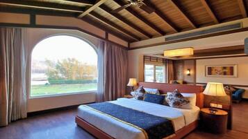 Suite with River View | Premium bedding, minibar, in-room safe, blackout drapes
