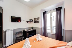 Habitació econòmica | 1 dormitori, minibar, caixa forta a l'habitació i mobiliari individual