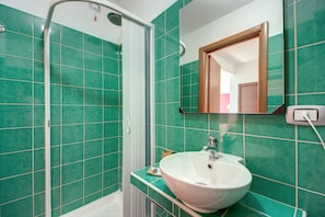 Dutxa, articles de tocador gratuïts, assecador de cabells i bidet