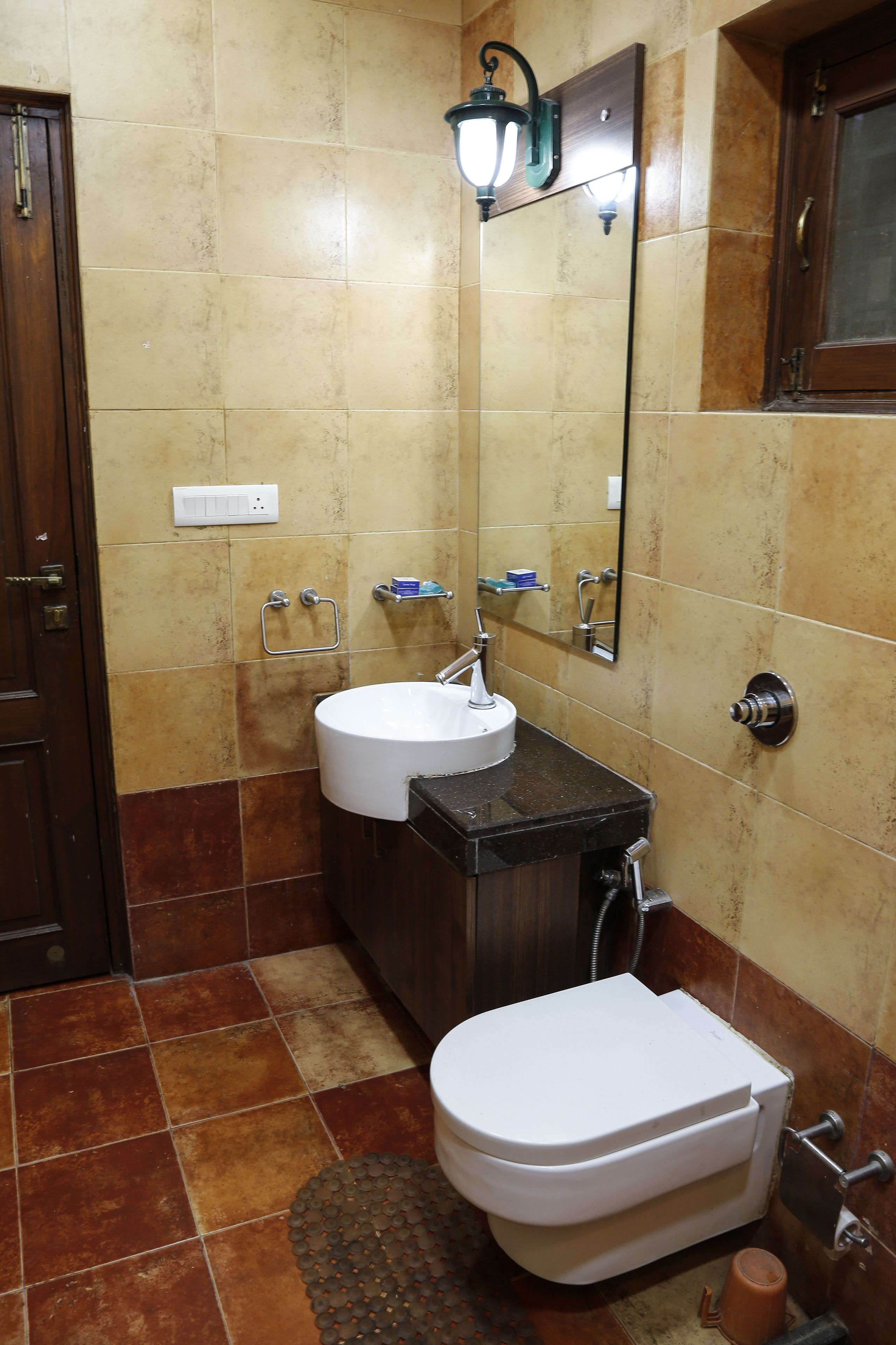 Une salle de bain avec des toilettes, un lavabo et un miroir.