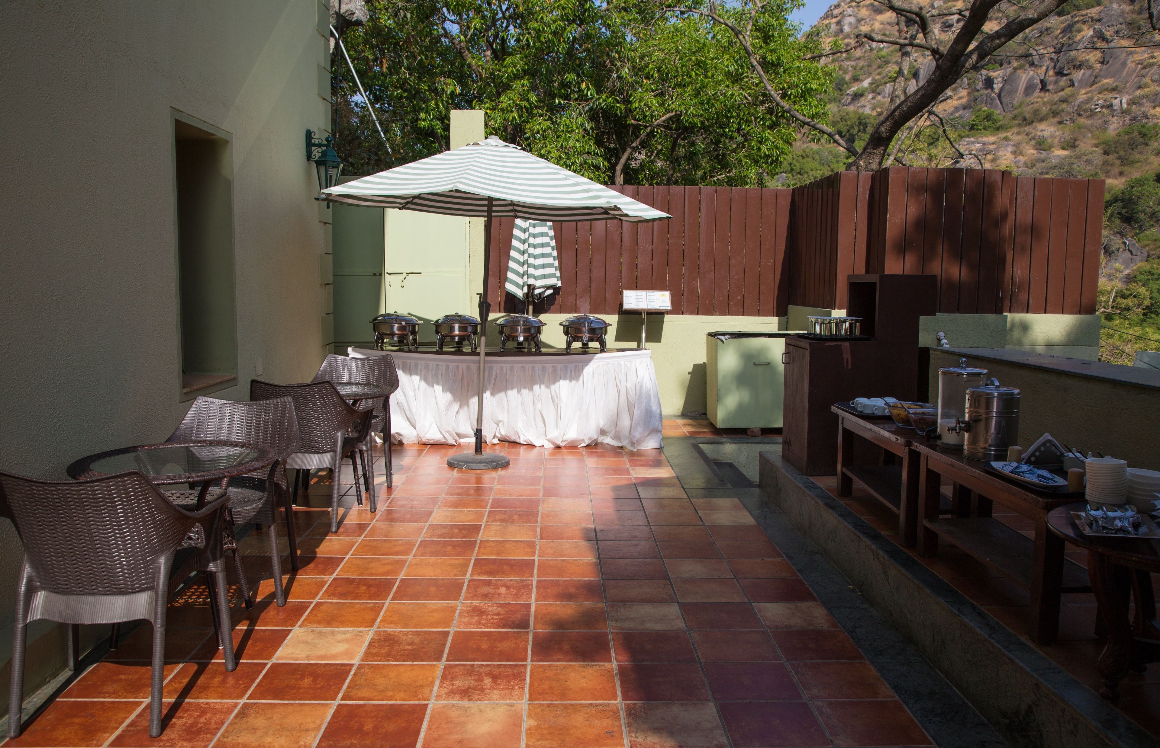 بوفيه فطور يوميًا بتكلفة قدرها (1000 INR للشخص)