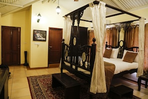 Emperor Suite - The Colonial Manek Manor (Abu Road)