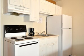 Minikjøleskap, mikrobølgeovn og kaffetrakter/tekoker