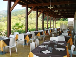 Breakfast, lunch and dinner served - Le Rosette Resort (Parghelia)