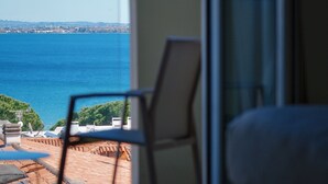 Une pièce avec vue sur la mer, une chaise et un canapé.