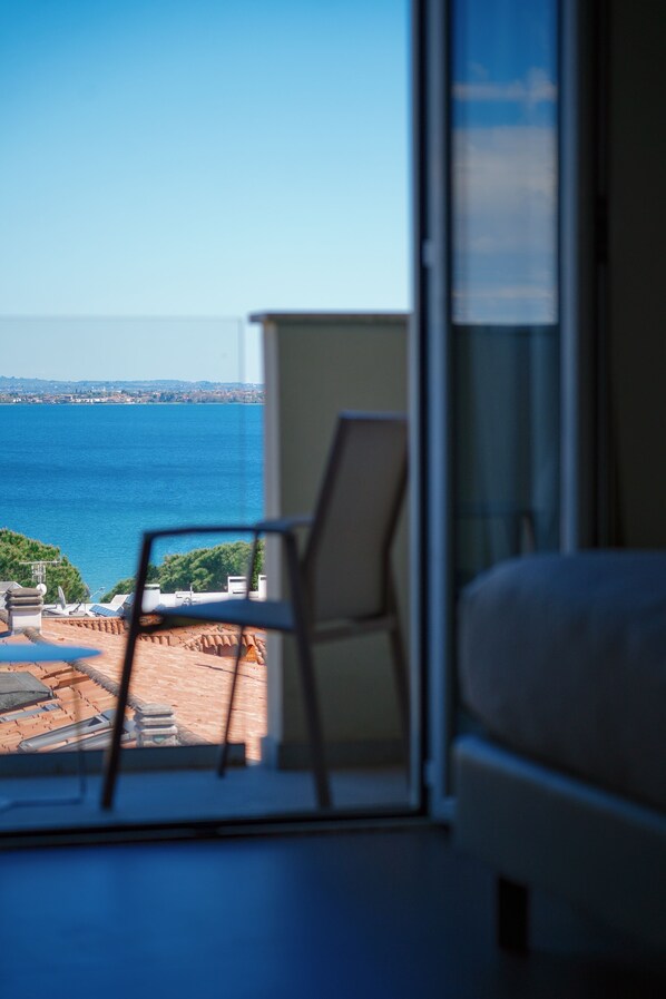 Minibar, in-room safe, desk, laptop workspace - Hotel Palazzo Del Garda & Spa (Desenzano del Garda)