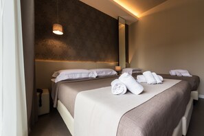 Minibar, in-room safe, desk, laptop workspace - Hotel Palazzo Del Garda & Spa (Desenzano del Garda)