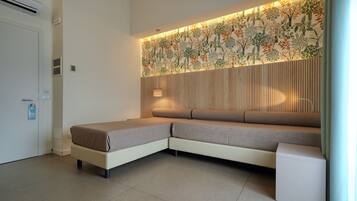 Suite Deluxe | Area soggiorno | TV LED