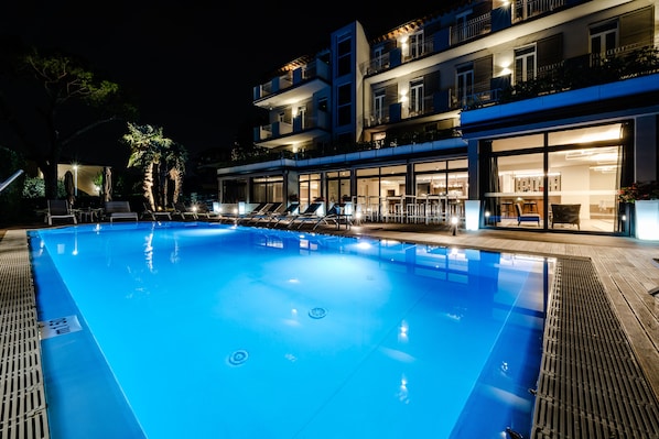 Piscina externa sazonal, guarda-sóis, espreguiçadeiras