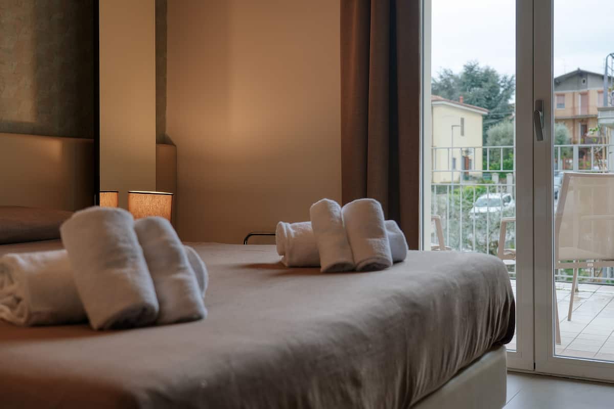 double room, balcony | 1 bedroom, minibar, in-room safe, desk