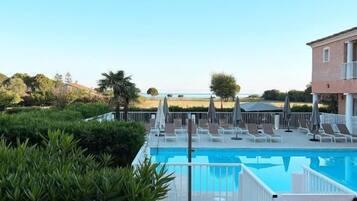 Alberca al aire libre y camastros