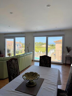 Bureau, espace de travail pour ordinateur portable