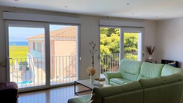 Escritorio, espacio para trabajar con laptop y insonorización