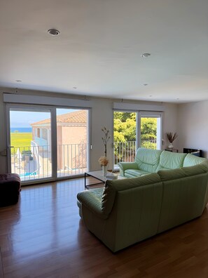 Bureau, espace de travail pour ordinateur portable