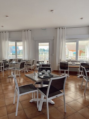 Daily buffet breakfast for a fee - Hôtel Thalassa (Saint-Florent)