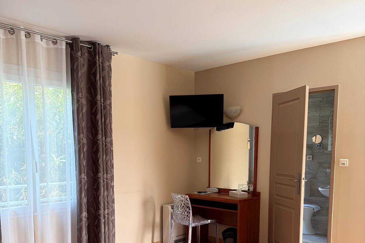 Superior Double Room | Desk, laptop workspace, soundproofing, WiFi (free)