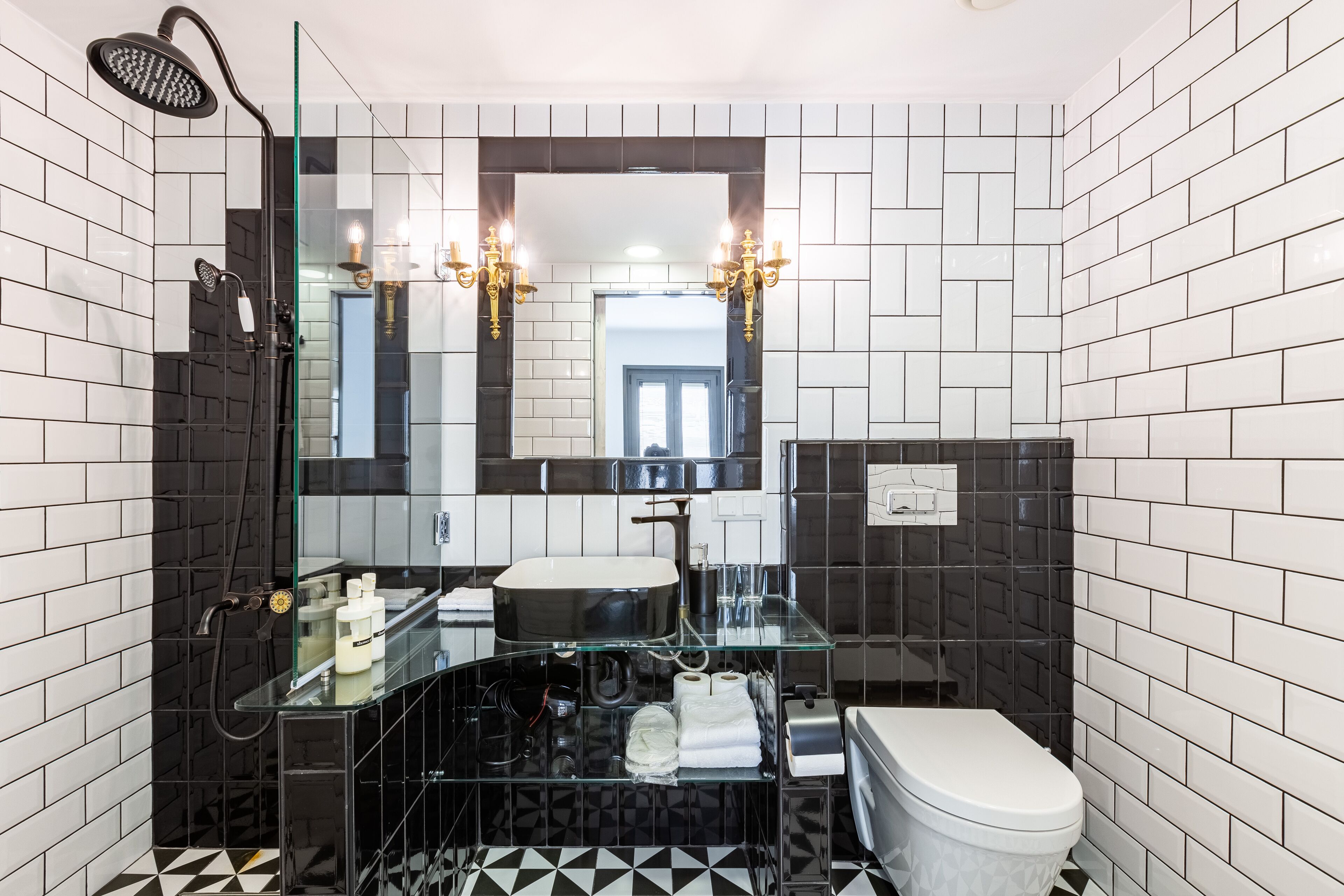 Modern Standard Double | Banheiro | Chuveiro, produtos de toalete grátis, secador de cabelo, chinelos