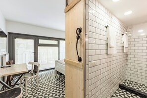 Habitación doble, balcón | Caja de seguridad en la habitación y decoración personalizada 