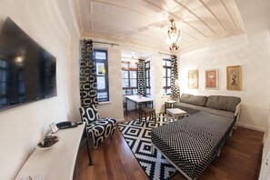 Deluxe Suite, Annex Building (70 m away) | Περιοχή καθιστικού | Τηλεόραση LED 16 ιντσών με δορυφορικά κανάλια, τηλεοράσεις