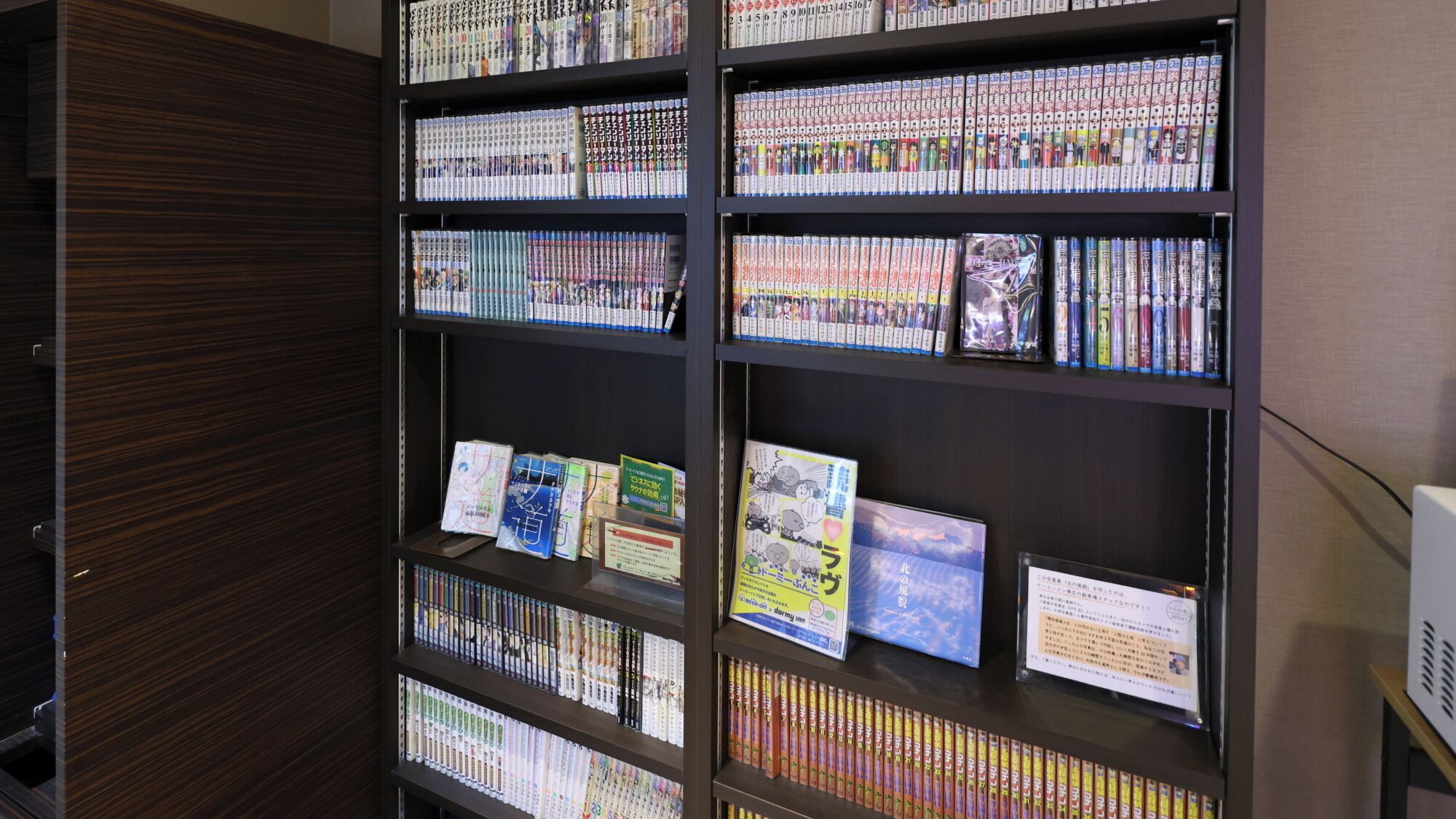 Una libreria piena di manga e fumetti.